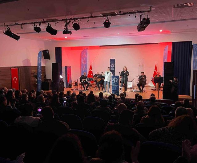 Anadolu ezgileri İncirliova’da: 'Anadolu’dan Türküler' programı yoğun ilgiyle gerçekleşti