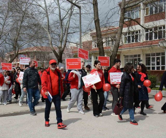 Anadolu Üniversitesi'nde 'Otizm İçin Kırmızı Kampüs Yürüyüşü' yapıldı