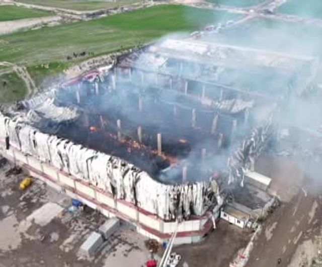 Ankara Yenimahalle'de mobilya deposu yangını kontrol altına alındı