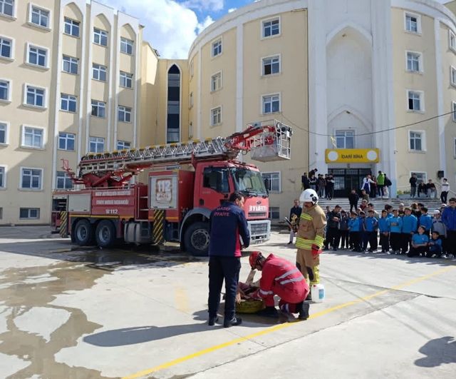 Antakya'da lise öğrencilerine temel yangın eğitimi: teorik ve uygulamalı tatbikat yapıldı