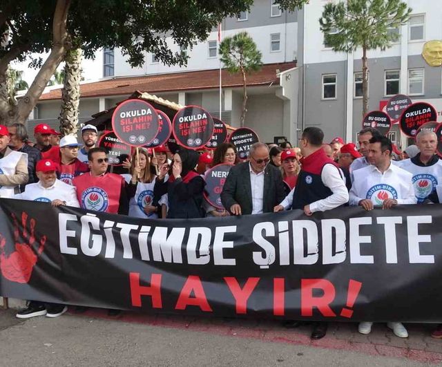 Antalya'da Eğitim-Bir-Sen, Siverek ve Kahramanmaraş'taki okul saldırılarını protesto etti