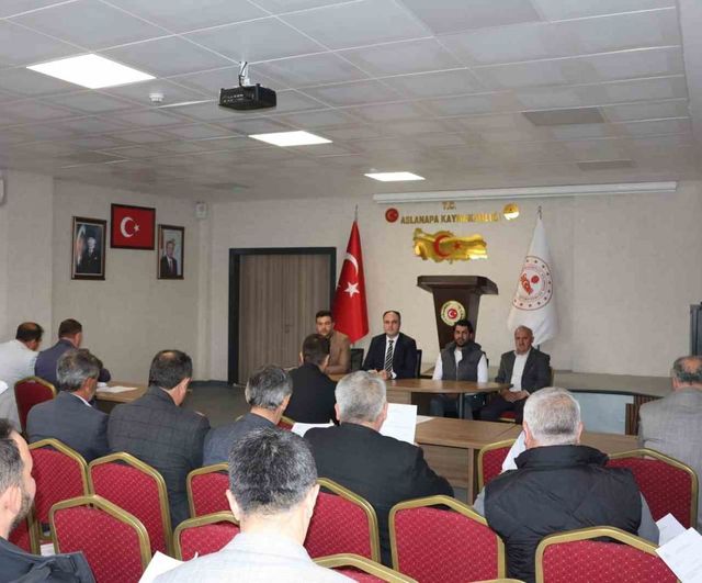 Aslanapa Kaymakamı İsmail Tosun köy muhtarlarıyla kamu hizmetlerini değerlendirdi