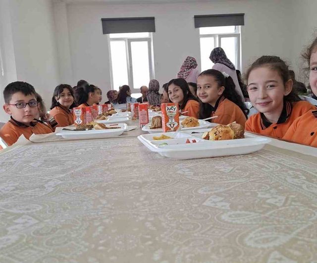 Atatürk İlkokulu'nda minik Birsen'in yemek duası beğeni topladı