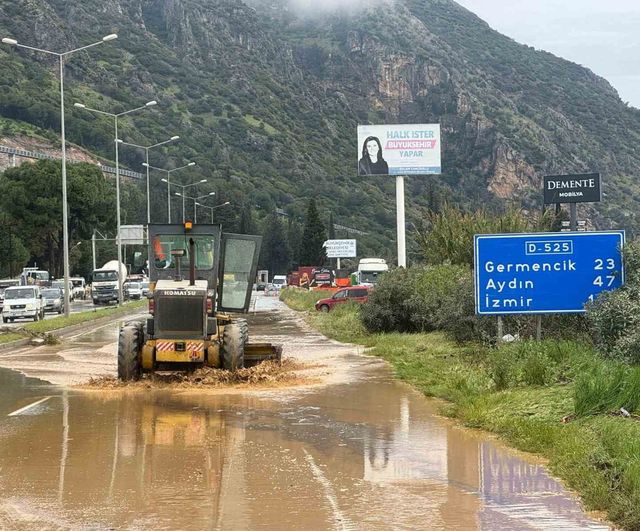 Aydın'da 72 Saatlik Sağanak Söke'yi Etkiledi: Sazlı Mahallesi'nde Yol Çökmesi ve Ulaşım Aksadı