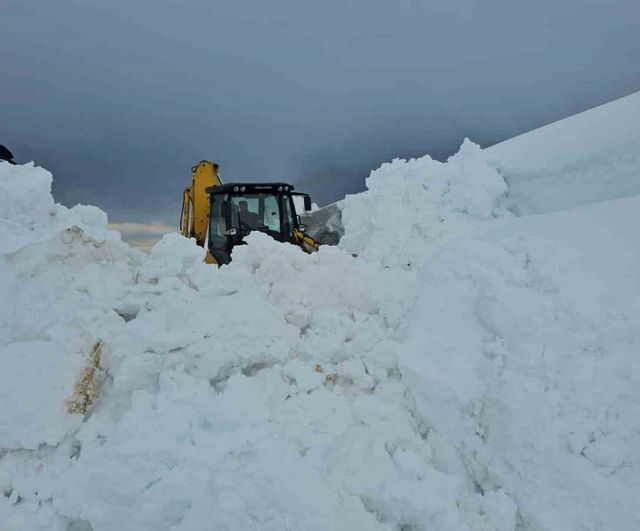 Aydınlar'da karla mücadele sürüyor; yollar yer yer 3 metreye ulaştı