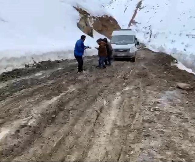 Bahçesaray’da çamurla mücadele: Özbeyli mezrası sakinleri araçlarını ip ile kurtarıyor