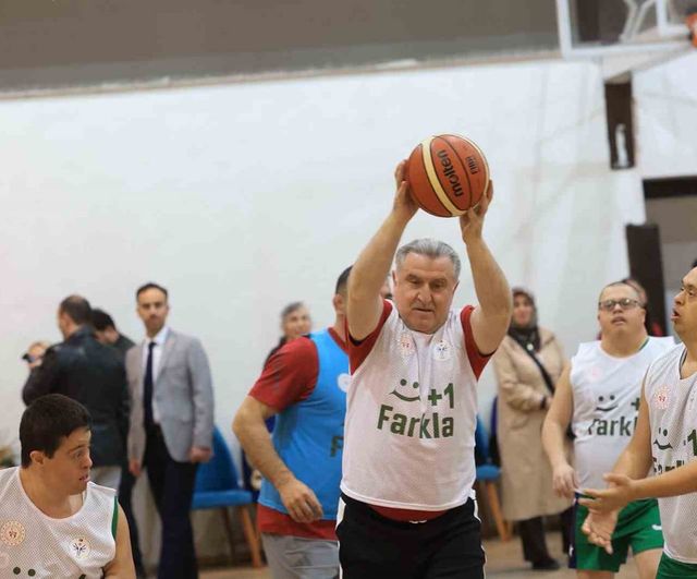 Bakan Osman Aşkın Bak, özel sporcularla Ankara'da basketbol maçında bir araya geldi