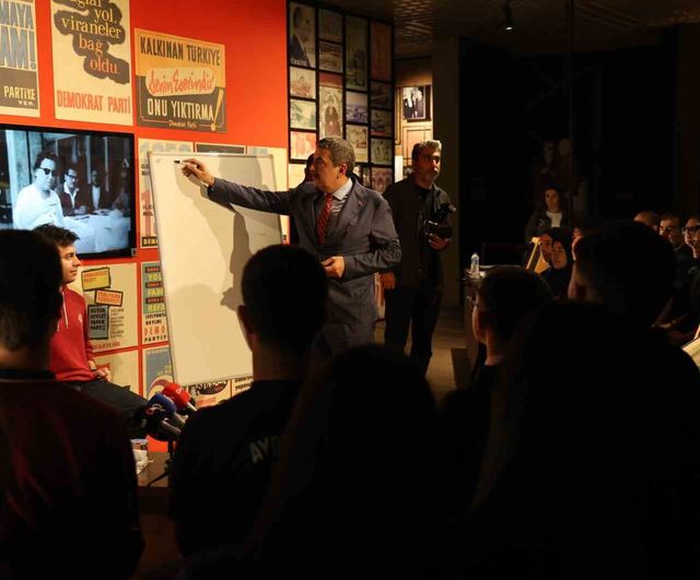 Bakan Yusuf Tekin Aydın'da öğrencilerle 'Demokrasi ve İnsan' dersinde buluştu