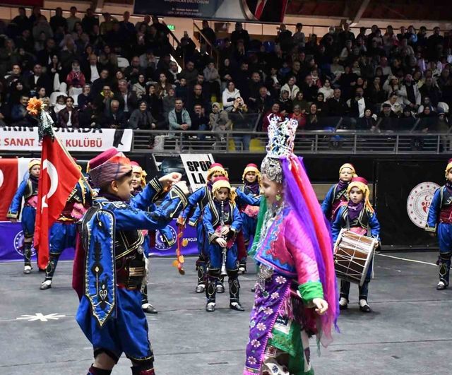 Balıkesir'de Kulüpler Halk Oyunları İl Birinciliği Kurtdereli Spor Salonu'nda Yapıldı