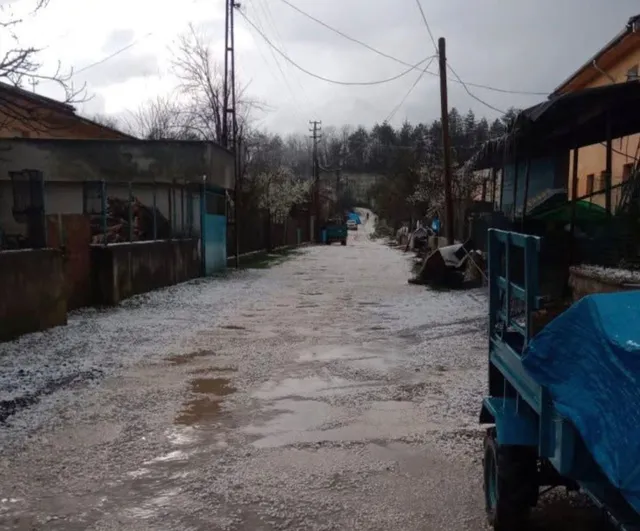 Bartın'da gece şimşeklerle aydınlandı; Abdipaşa dolu yağışıyla beyaza büründü