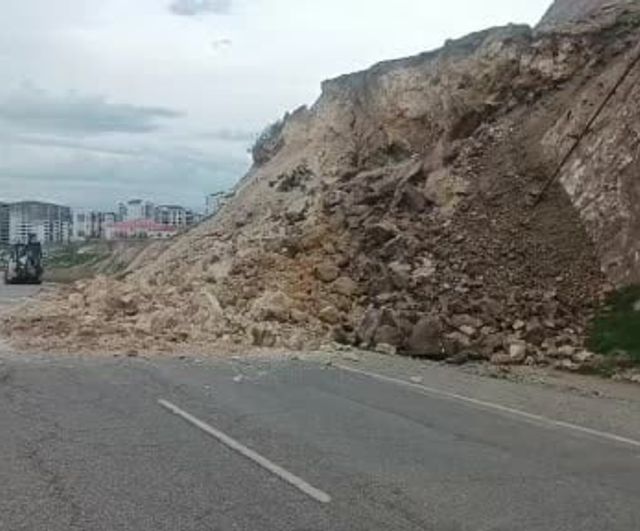 Batman'da heyelan: Batı Raman Kampüsü yolunun bir şeridi ulaşıma kapandı