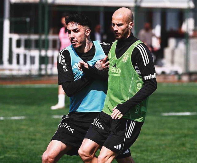 Beşiktaş, Fenerbahçe derbisi öncesi Nevzat Demir Tesisleri'nde kondisyon ve taktik çalıştı