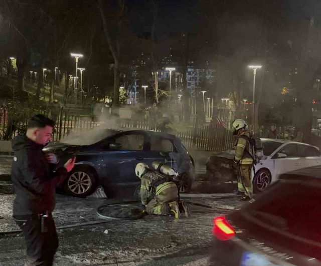 Beşiktaş Fulya Deresi Sokağı'nda park halindeki elektrikli otomobil yandı, iki araç hasar gördü