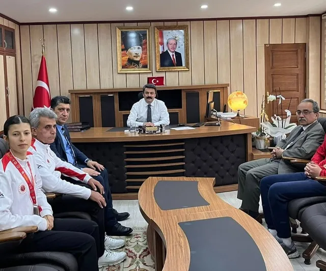 Besnili sporculardan Kaymakam Ahmet Oğuz Aslan’a ziyaret: IFMA'da Avrupa ikinciliği ve U-14'te çifte şampiyonluk