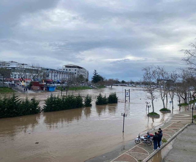Biga'da Kocabaş Çayı taştı; otopark alanı sular altında kaldı
