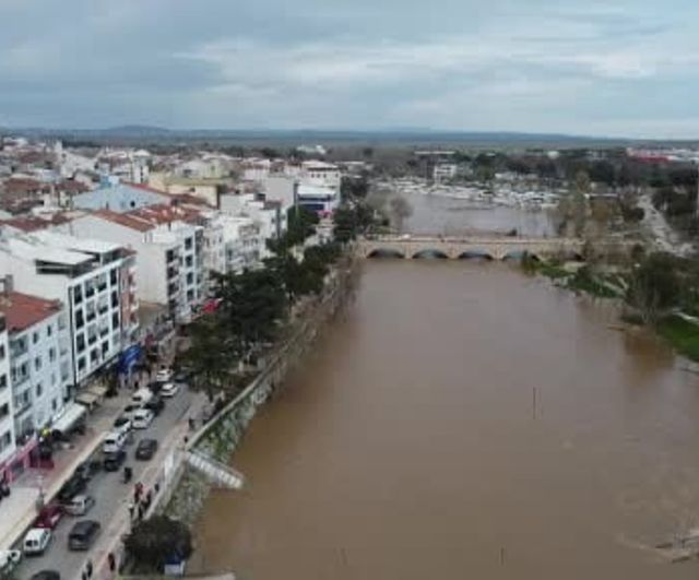 Biga'da Kocabaş Çayı yağmurla taştı — Akkayrak Köprüsü geçici olarak trafiğe kapatıldı