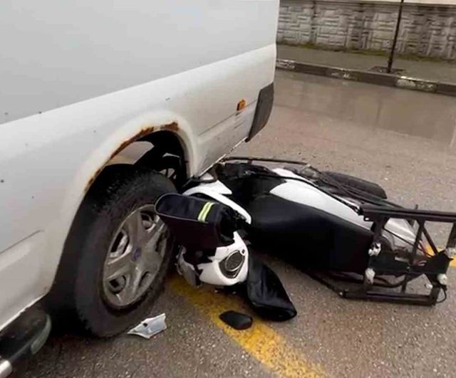 Bolu'da kavşakta minibüsle motosiklet çarpıştı: 1 yaralı