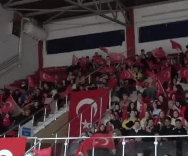 Bolu’da yüzlerce kişi A Milli Takım’ın Kosova maçını dev ekranda izledi, Türkiye 2026 Dünya Kupası’na katıldı