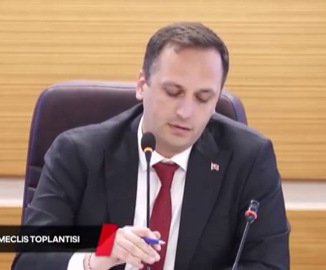 Bornova Belediye Meclisi'nde 'sevgili kontenjanı' iddiası mecliste gerginlik yarattı