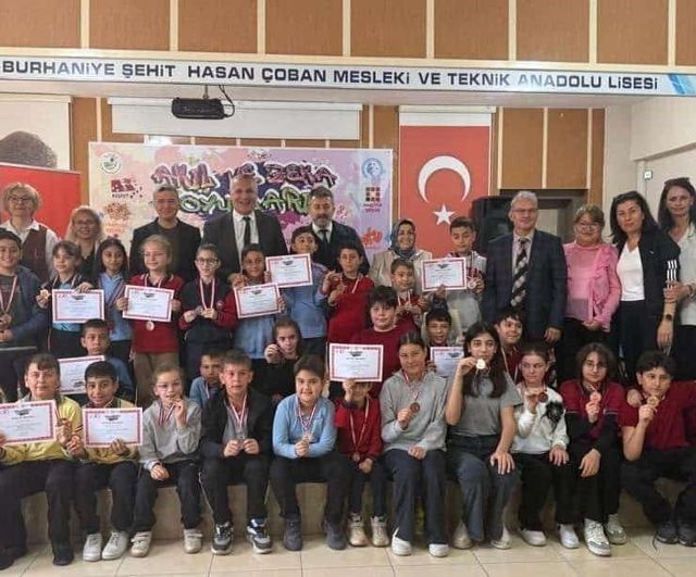 Burhaniye'de Türkiye Akıl ve Zekâ Oyunları İlçe Turnuvası Ödül Töreni