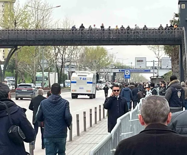 Bursa'da CHP'li Grup Ankara Caddesini Trafiğe Kapattı; Polis Müdahale Etti
