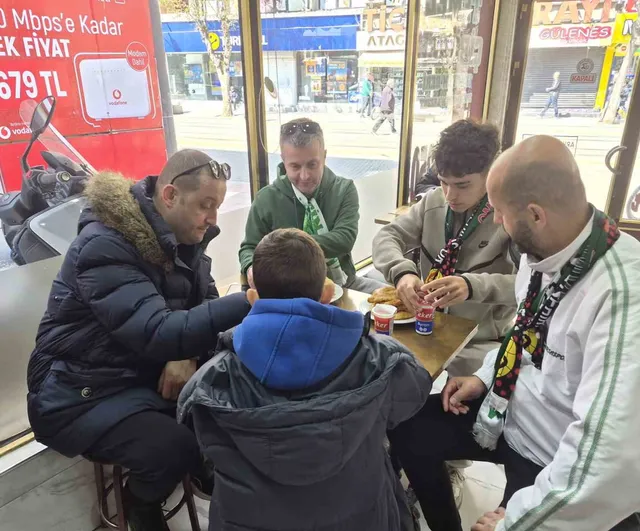 Bursaspor taraftarı Eskişehir'i hareketlendirdi: Maç öncesi kent merkezinde yoğunluk