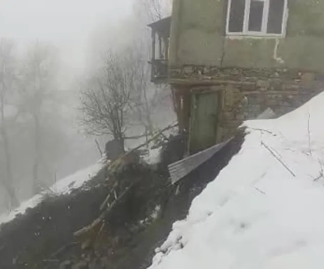 Çatak'ta toprak kayması: Akçebük Mahallesi'nde bir evin temeli zarar gördü