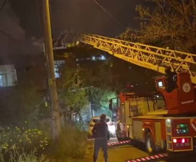 Çayırova'da çatı katında yangın söndürüldü: Yaralanma yok, inceleme başlatıldı