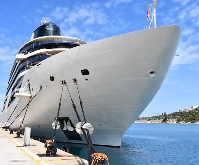Çeşme'de kruvaziyer turizmi artıyor: 'Four Seasons Yacht' Ulusoy Limanı'nda