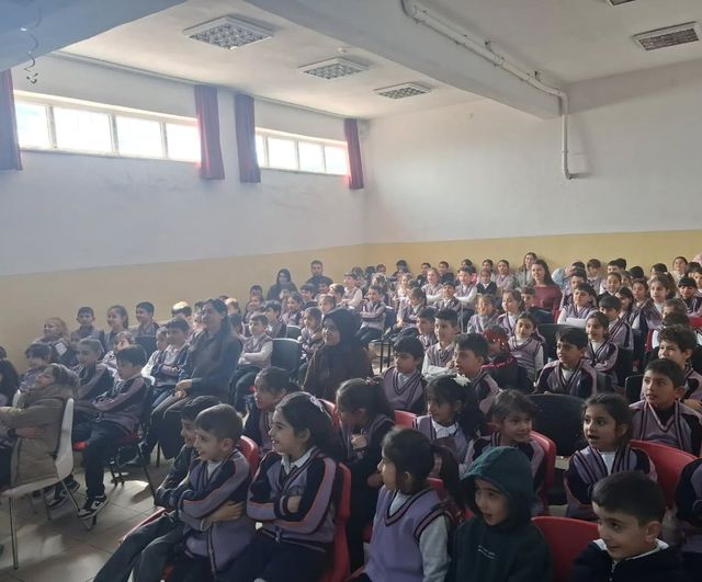 Çıldır'da Öğrencilere Sihirli Dakikalar: Federasyon, Sihirbaz Abdullah Akbulut ile Buluştu