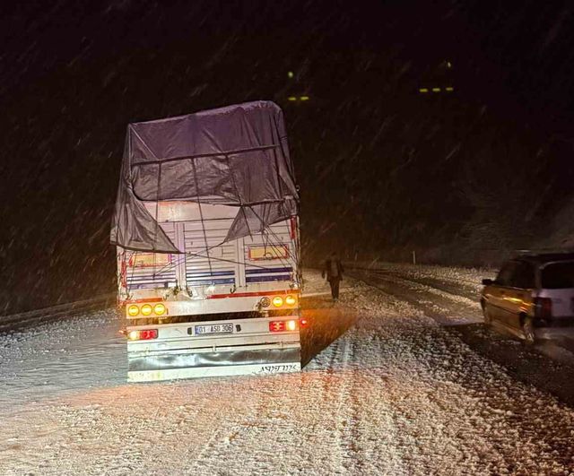 Çorum Alaca'da kar yağışı etkili: Yüksek kesimlerde sıcaklık eksiye düştü, ekipler küreme çalışması başlattı