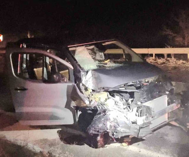 Çorum-Alaca yolunda hafif ticari araç kamyona çarptı: 3 kişi yaralandı