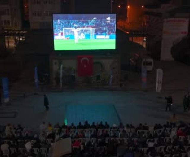 Çorum'da Kadeş Barış Meydanı'nda milli maç coşkusu: Türkiye 1-0 galip geldi