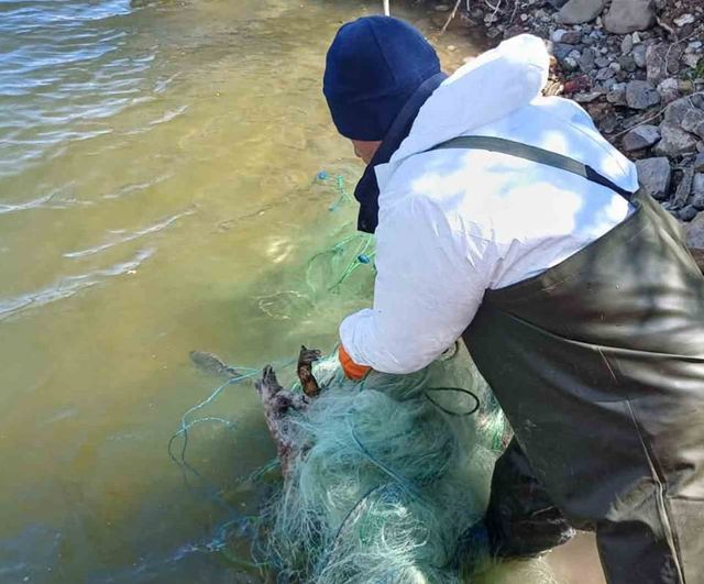 Çorum'da Obruk Baraj Gölü'nde 500 metre kerevit sepeti ve 7.200 metre misina ağı ele geçirildi
