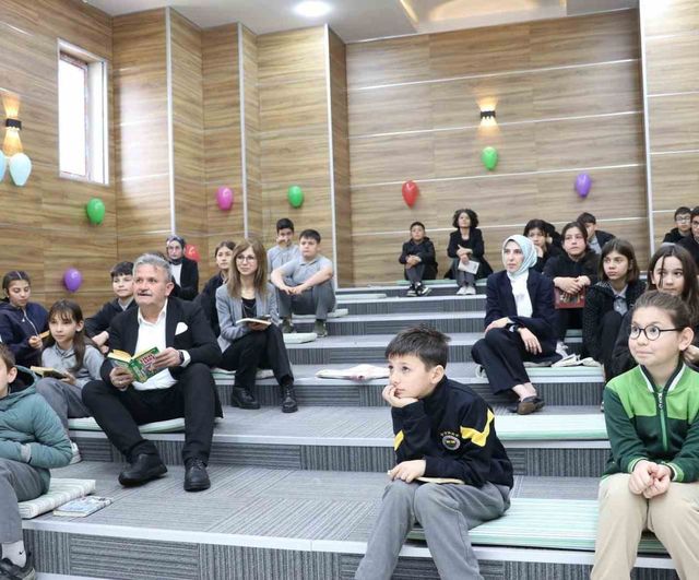 Cumayeri’nde 'Farkındalık Okuması' etkinliği: Kaymakam, Başkan ve Müdür öğrencilerle kitap okudu, yılın okurları ödüllendirildi