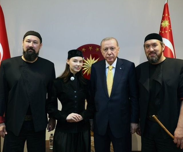 Cumhurbaşkanı Erdoğan, "Ay Yola" müzik grubunu Cumhurbaşkanlığı Külliyesi'nde kabul etti