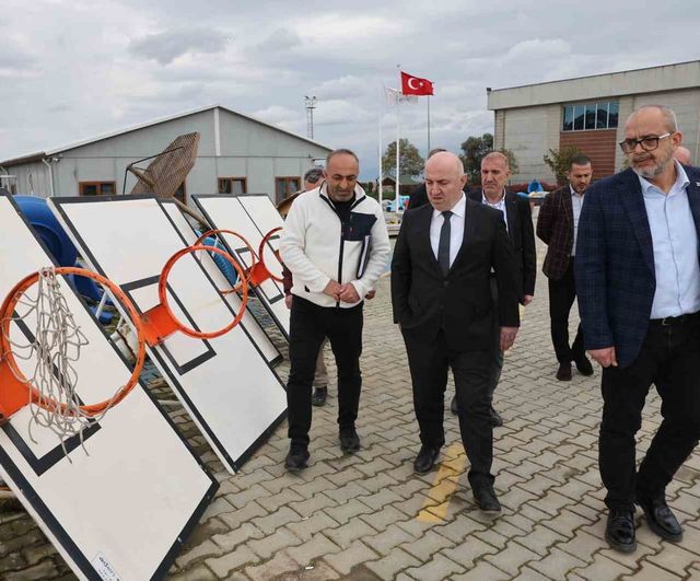 Darıca Belediyesi kent mobilyalarını kendi atölyesinde üretiyor