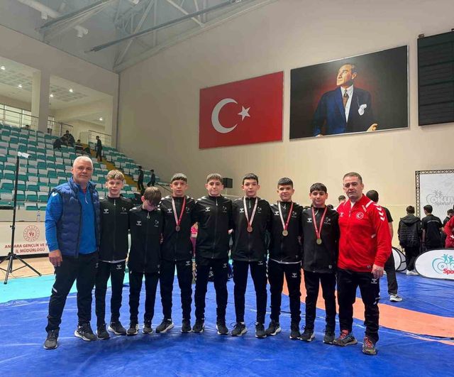 Denizli'den iki Türkiye şampiyonu: Okul Sporları Yıldızlar Grekoromen Güreş