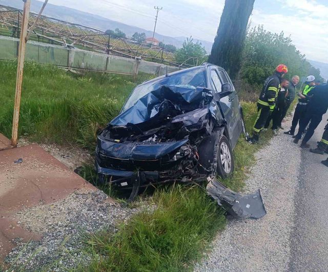 Denizli'nin Buldan ilçesinde traktör ile hafif ticari araç çarpıştı