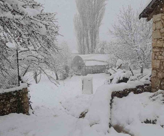 Denizli'nin yüksek kesimleri baharda beyaza büründü