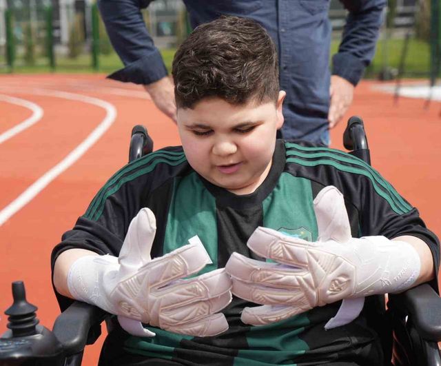 DMD hastası taraftar Eray Kıvanç Demir, Kocaelispor antrenmanında takım tarafından ağırlandı