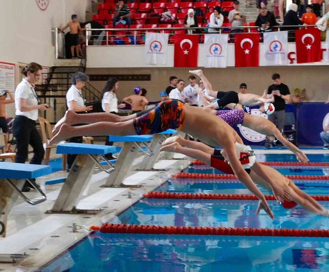Düzce Belediyesi Spor Akademisi 23 Nisan Yüzme Şenliği'nde birinci oldu