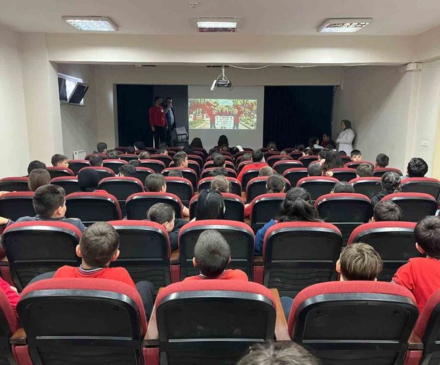 Düzce Üniversitesi Öğrencilerinden 2 Nisan Otizm Farkındalığı İçin Bilinçlendirme Etkinlikleri