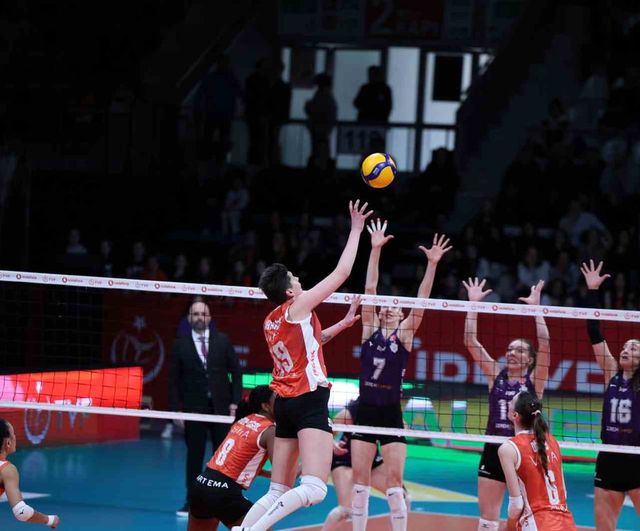 Eczacıbaşı Dynavit, Zeren Spor'u 3-1 mağlup ederek Sultanlar Ligi'ni 3. sırada tamamladı