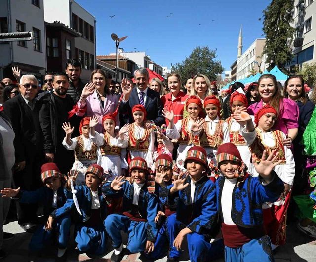 Edirne’de 8 Nisan Dünya Romanlar Günü etkinliği Saraçlar Caddesi’nde renkli görüntüler oluşturdu