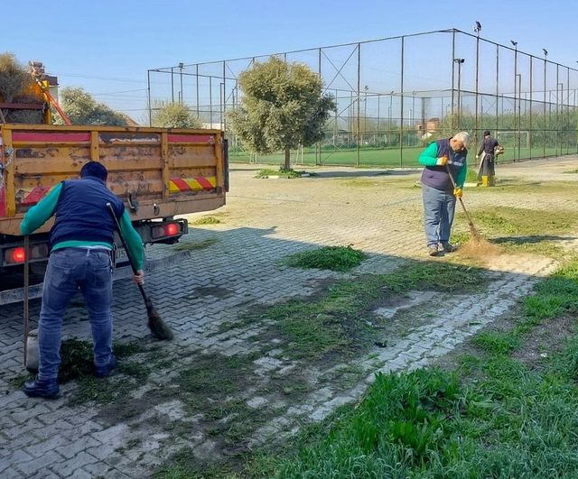 Efeler Belediyesi çim biçme ve çevre düzenleme çalışmalarını sürdürüyor