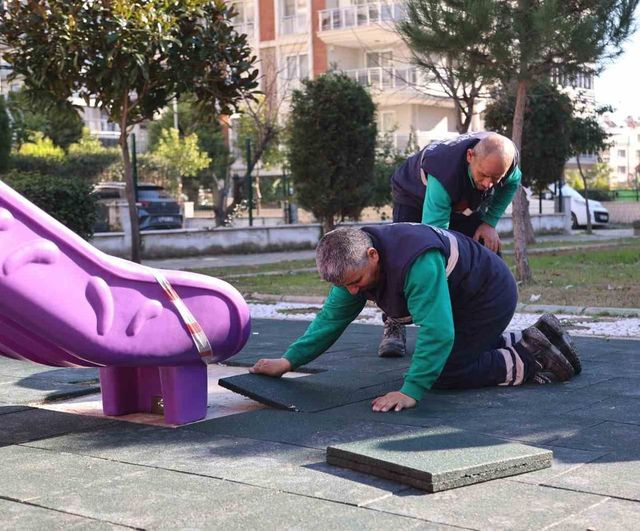 Efeler'de Park Yenileme ve Bakım Çalışmaları Sürüyor