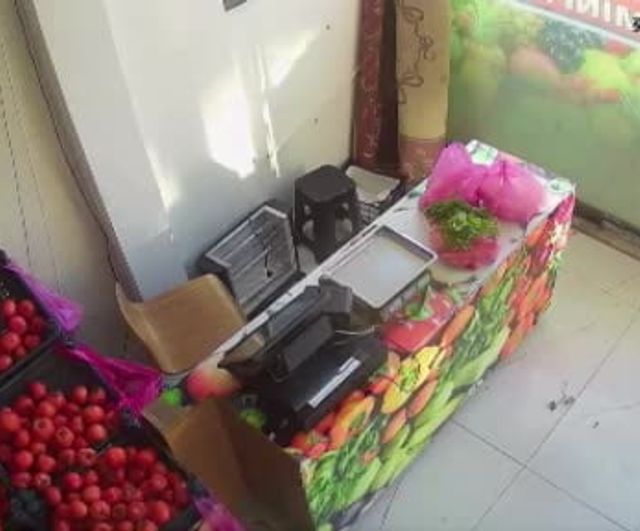 Elazığ’da manavda kasada kimse yokken alışveriş yaptı, ücretini ve fazlasını bıraktı