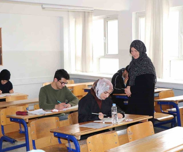 Elazığ'da Umre Ödüllü Gençlik Bilgi Yarışması, Gençlerin Manevi Eğitimine Odaklandı