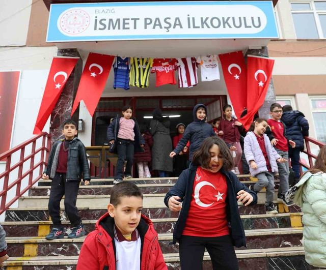 Elazığlı İlkokul Öğrencileri Milli Takımın Dünya Kupası Başarısını Coşkuyla Kutladı